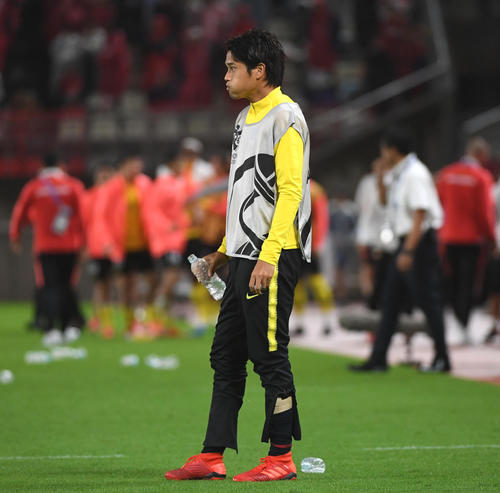 鹿島対広州恒大　準々決勝敗退が決まりグラウンドを見つめる鹿島DF内田（撮影・横山健太）