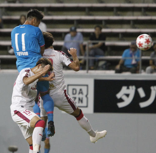 鳥栖対C大阪　前半20分、ヘディングで先制点を奪う鳥栖FW豊田陽平（撮影・菊川光一）