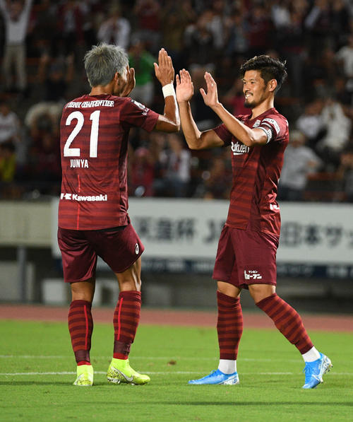 神戸対川崎F　前半、神戸MF山口（右）はFW田中順也と喜び合う（撮影・渦原淳）