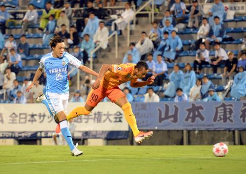 磐田対清水　前半2分、左足でゴールを狙う清水FWドウグラス（右）。左は磐田DF大南