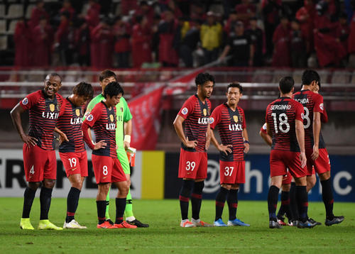 鹿島対広州恒大　準々決勝敗退となり肩を落とす鹿島イレブン（撮影・横山健太）