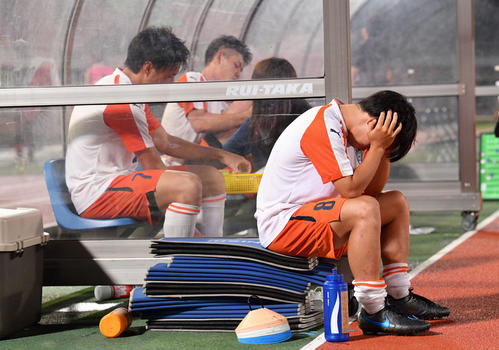 甲府対法大　試合に敗れベンチで下を向く法大MF紺野和也（手前）らイレブン（撮影・滝沢徹郎）