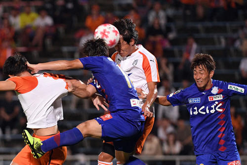 甲府対法大　後半、同点のヘディングシュートを決める法大MF森（右から2人目）（撮影・滝沢徹郎）