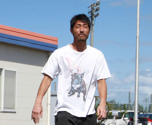 非公開練習を終えてクラブハウスから出てきたGK大谷