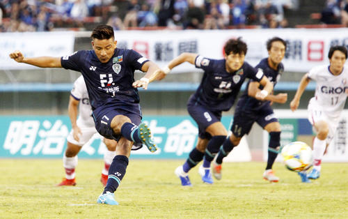後半41分、同点PKを決める福岡MF松田力（撮影・菊川光一）