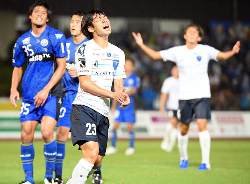 町田対横浜FC　後半、シュートを外し悔しがる横浜FC・FW斉藤（撮影・たえ見朱実）