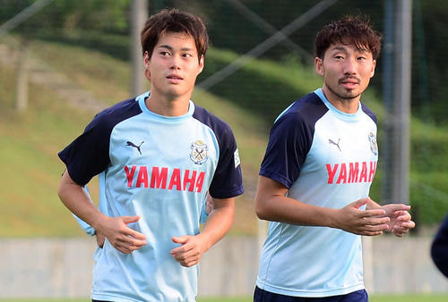 DF桜内（右）らとランニングをする磐田MF松本