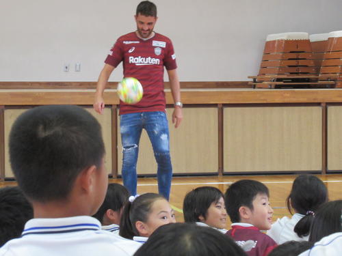 訪問した六甲アイランド小の子どもたちの前でリフティングを披露する神戸FWビジャ（撮影・実藤健一）