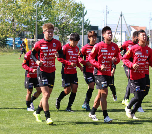 フルメニューを消化した札幌DF進藤（手前左端）（撮影・保坂果那）