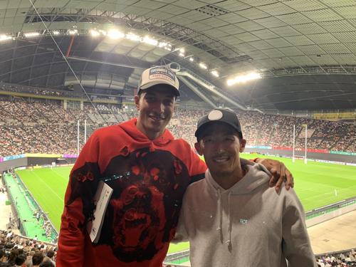 22日のラグビーW杯イングランド対トンガを観戦した札幌FWジェイ（左）とGK菅野