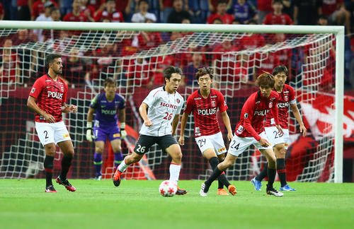 浦和対Honda　FC　前半、浦和守備陣に囲まれながらボールをキープするHonda　FC・FW遠野（中央左）（撮影・足立雅史）