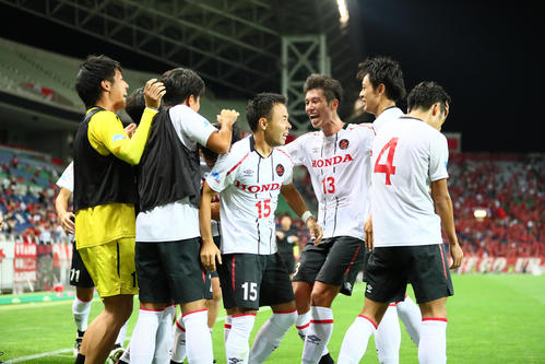 浦和対Honda　FC　後半、追加点を奪い笑顔を見せるHonda　FC・FW原田（中央）ら（撮影・足立雅史）