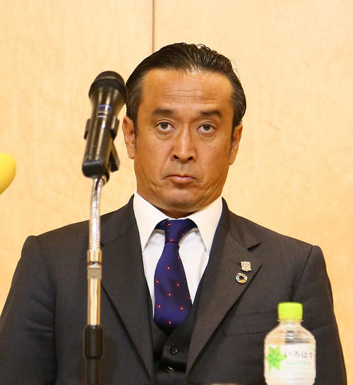 浦和対Honda　FC　試合後の会見で厳しい表情を見せる浦和大槻監督（撮影・足立雅史）