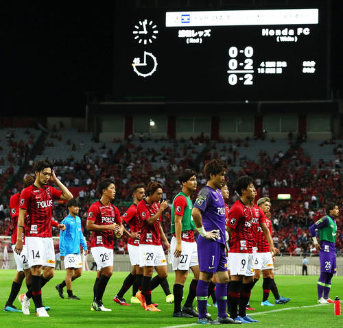 浦和対Honda　FC　Honda　FCに0－2で敗れがっくりする浦和イレブン（撮影・足立雅史）