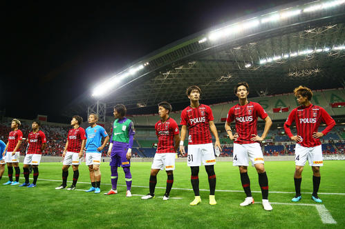 浦和対Honda　FC　Honda　FCに敗れがっくりと引き揚げる浦和イレブン（撮影・足立雅史）