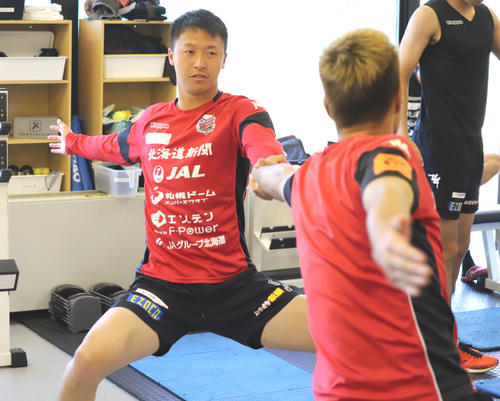 クラブハウス内でトレーニングを行う札幌MF荒野（左）