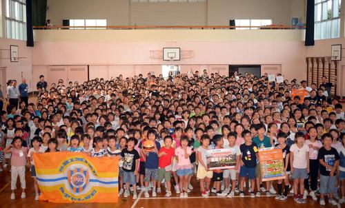 訪問した清水の篠田監督とGK梅田は、全校生徒700人と記念撮影