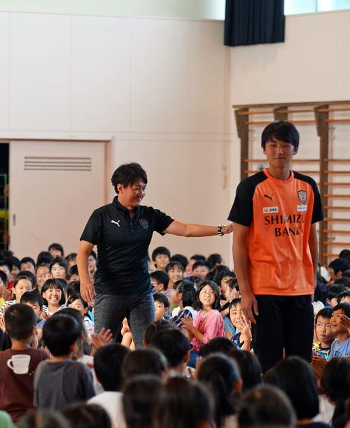静岡市の中田小学校を訪問した清水の篠田監督（左）とGK梅田