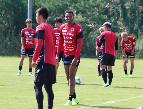 8試合ぶり先発が予想される札幌FWロペス（中央）（撮影・保坂果那）