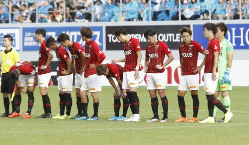 なんとか引き分けに持ち込み、ガックリの浦和の選手たち（撮影・菊川光一）