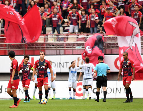 鹿島対札幌　前半、札幌DF進藤にゴールを奪われ肩を落とす鹿島イレブン（撮影・横山健太）