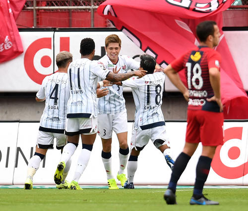 鹿島対札幌　前半、DF進藤（左から3人目）がゴールを決め歓喜する札幌イレブン（撮影・横山健太）