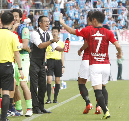 先制点を喜ぶ浦和大槻毅監督（中央）（撮影・菊川光一）