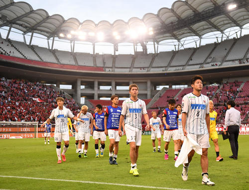 鹿島対札幌　試合を終え、引き揚げる札幌イレブン（撮影・横山健太）