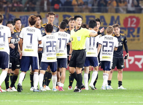 仙台対横浜　1－1のドローに持ち込み、横浜FW仲川（手前右）らと笑顔で握手する仙台DF永戸（右）（撮影・浅見桂子）