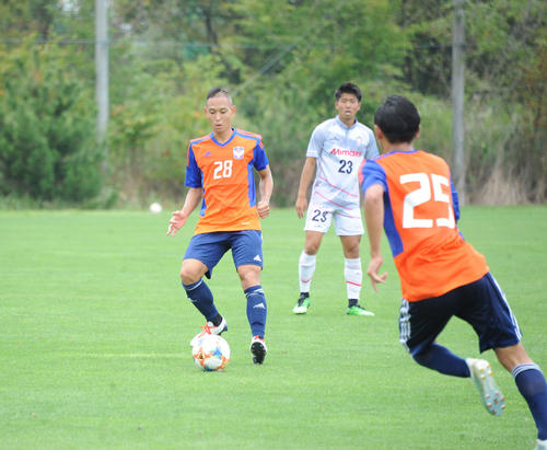 新潟対浅間　90分間フル出場したDF早川（左）