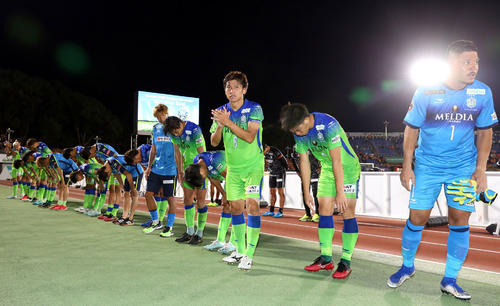 大敗し、サポーターにあいさつする湘南の選手たち（撮影・大野祥一）