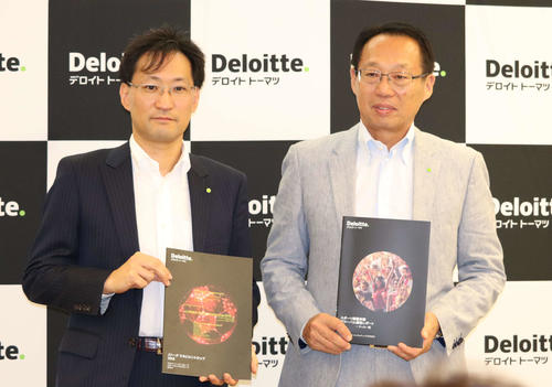 デロイトトーマツグループの特任上級顧問を務める、FC今治オーナーの岡田武史氏（右）と、デロイトトーマツファイナンシャルアドバイザリー合同会社スポーツビジネスシニアバイスプレジデントの里崎慎氏