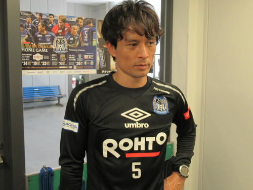 練習後、取材に応じるG大阪宮本監督（パナソニックスタジアム吹田　2019年10月1日撮影・実藤健一）