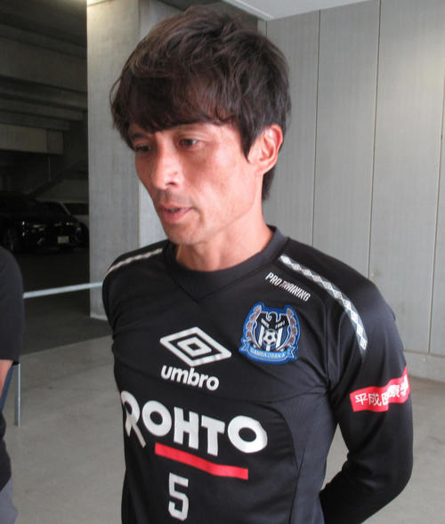 練習後、取材に応じるG大阪宮本監督（撮影・実藤健一）