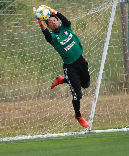 ハイボールに飛びつくGK大谷