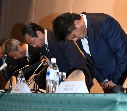 パワハラ問題に関する会見で謝罪する湘南曹貴裁監督（右）。左から水谷社長、真壁会長（撮影・山崎安昭）