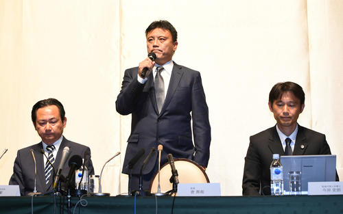 パワハラ問題に関する会見で謝罪する湘南曹貴裁監督。左は真壁会長、右は監督代理人の今井弁護士（撮影・山崎安昭）