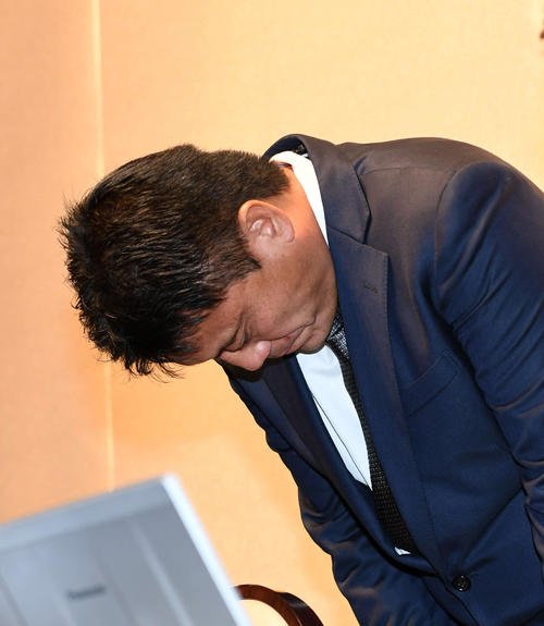 パワハラ問題に関する会見を終え頭を下げる湘南曹監督（撮影・山崎安昭）