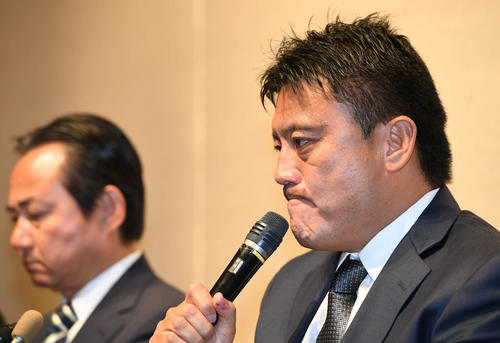 パワハラ問題に関する会見で言葉に詰まりながら質問に答える湘南曹監督。左は真壁会長（撮影・山崎安昭）