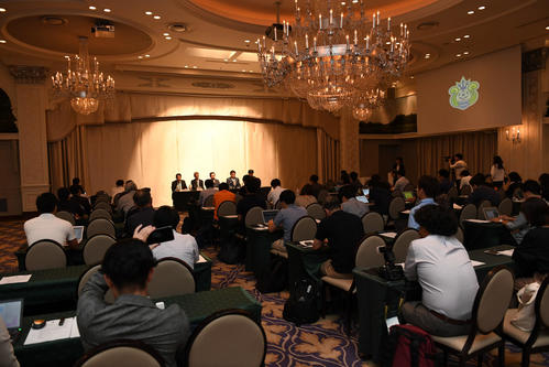 パワハラ問題に関する会見に出席した湘南曹監督（前方右から2人目）（撮影・山崎安昭）