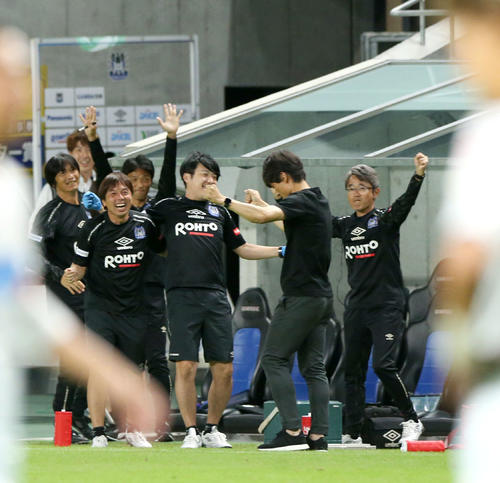 G大阪対札幌　後半、G大阪の宮本監督（右から2人目）は3点目が入りガッツポーズする（撮影・上山淳一）