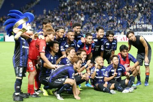 G大阪対札幌　J1で400勝を挙げ喜ぶG大阪の選手たち（撮影・上山淳一）