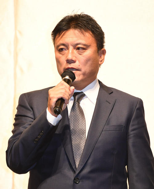パワハラ問題に関する会見で謝罪する湘南曹監督（撮影・山崎安昭）
