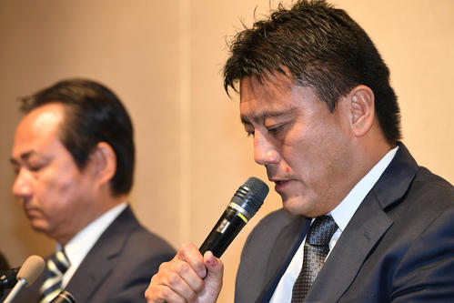 パワハラ問題に関する会見で言葉に詰まりながら質問に答える湘南曹監督（右）。左は真壁会長（撮影・山崎安昭）