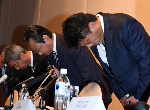 パワハラ問題に関する会見で謝罪する湘南曹監督（右）。左から水谷社長、真壁会長（撮影・山崎安昭）