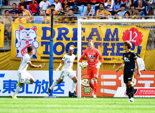 仙台対松本　前半、松本MFセルジーニョ（左から2人目）は先制ゴールを奪う（撮影・小沢裕）
