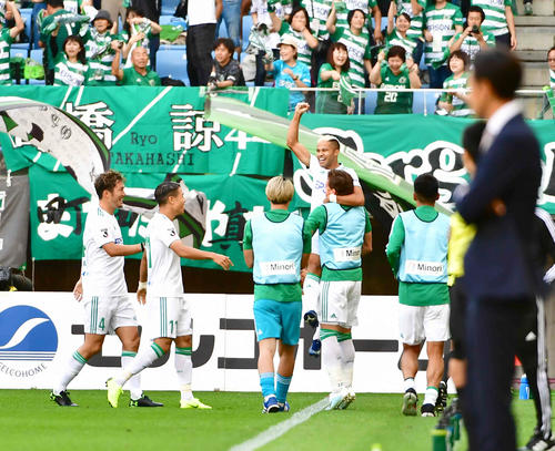 仙台対松本　前半、松本MFセルジーニョ（中央）は先制ゴールを奪いイレブンの祝福を受ける（撮影・小沢裕）