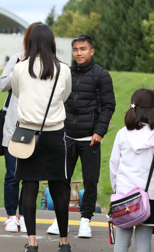 痛めた右ふくらはぎの検査に向かう前、ファンサービスに応じる札幌MFチャナティップ（撮影・保坂果那）