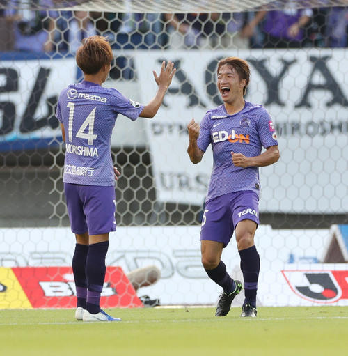 広島対神戸　前半、勝ち越しゴールを決めガッツポーズする広島MF稲垣（右）（撮影・前田充）