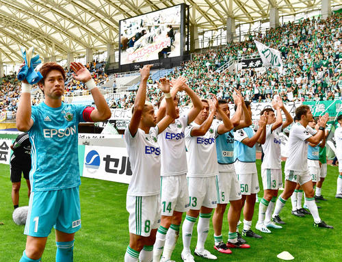 仙台対松本　サポーターに勝利を報告する、左からGK守田、決勝ゴールのMFセルジーニョら松本イレブン（撮影・小沢裕）